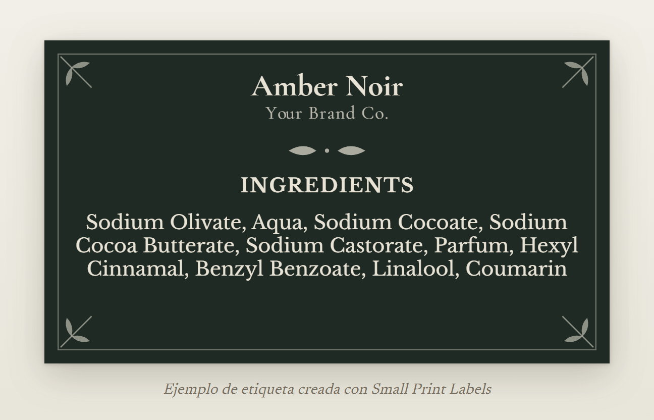 Ejemplo de etiqueta oscura para jabón, letras color crema sobre verde intenso con esquinas botánicas: jabón Amber Noir y su lista de ingredientes con cuatro alérgenos de fragancias, 70 × 40 mm