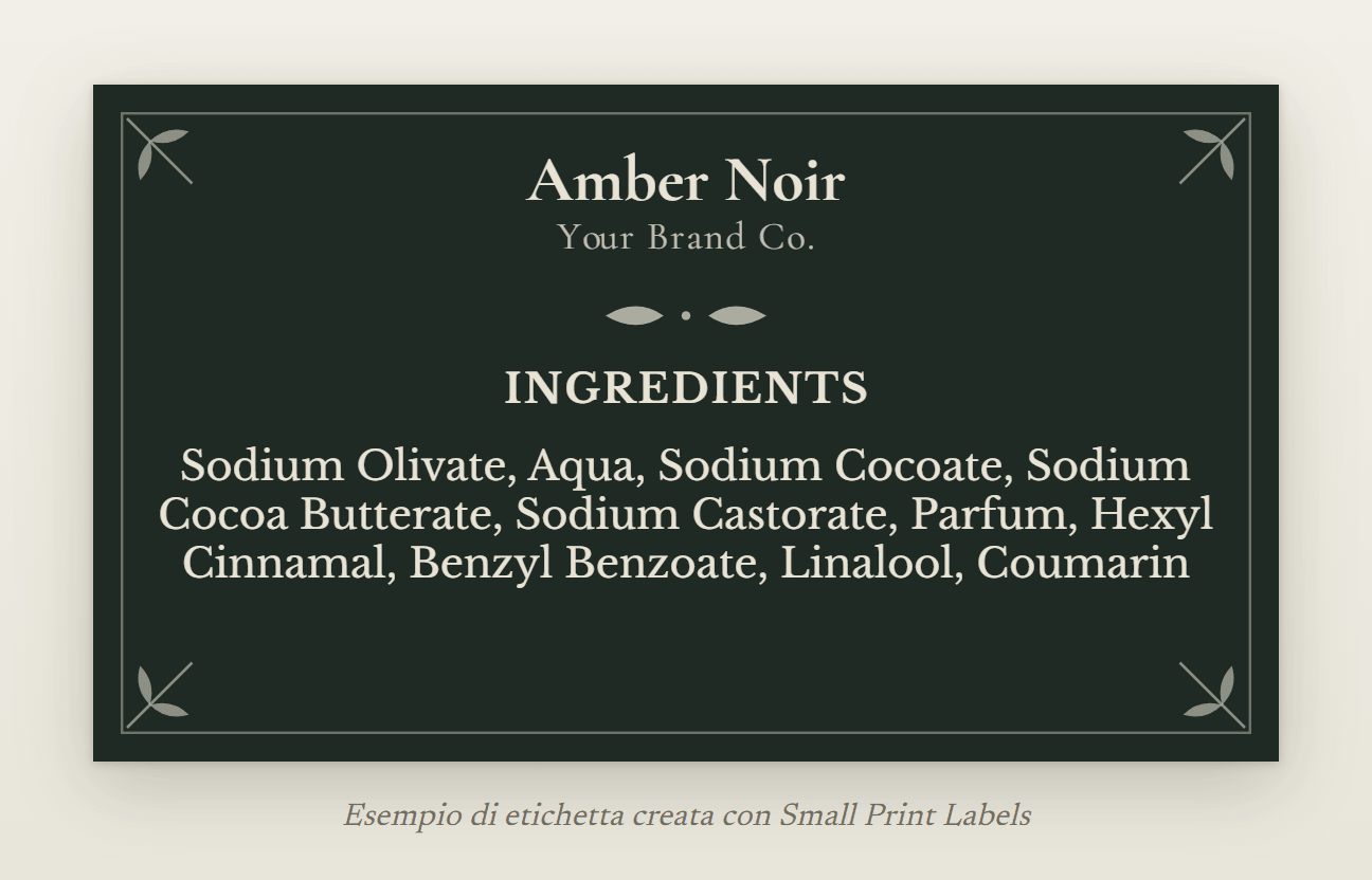 Esempio di etichetta scura per sapone, lettere color crema su verde intenso con angoli botanici: sapone Amber Noir e il suo elenco degli ingredienti con quattro allergeni delle fragranze, 70 × 40 mm