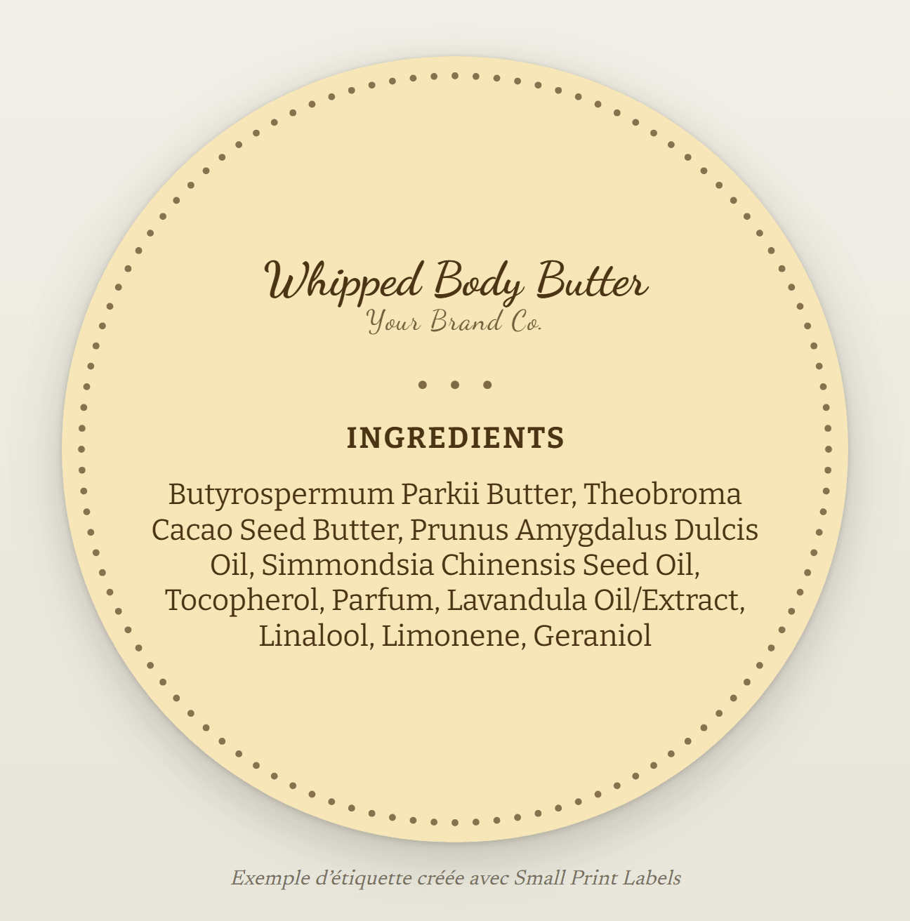 Exemple d'étiquette ronde pour le couvercle d'un pot de beurre corporel, jaune miel avec un cadre perlé : Whipped Body Butter et sa liste INCI avec les allergènes de la lavande, cercle de 64 mm