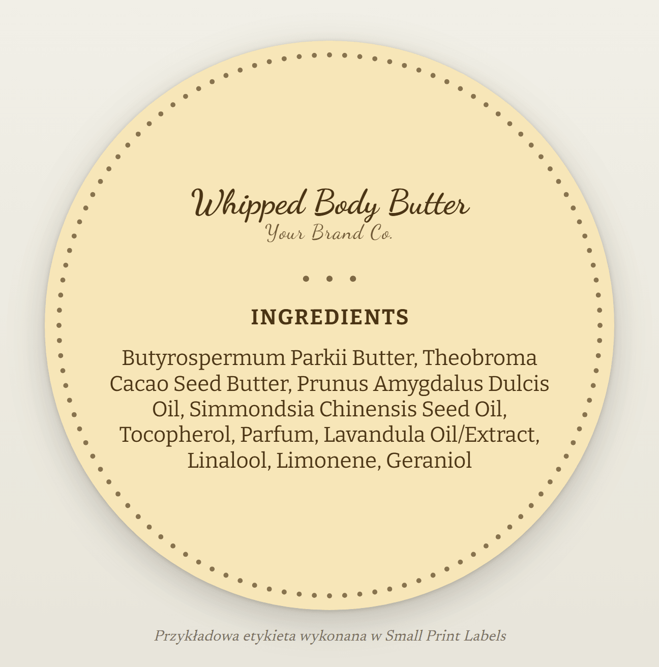 Przykład okrągłej etykiety na wieczko słoika z masłem do ciała, w kolorze miodowym, z ramką z perełek: Whipped Body Butter i wykaz INCI z alergenami lawendy, koło o średnicy 64 mm