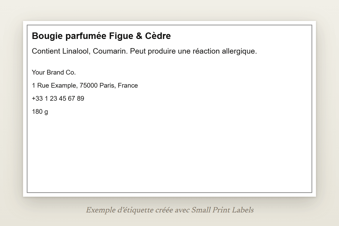 Exemple d'étiquette de bougie sans pictogramme : Bougie parfumée Figue & Cèdre, la ligne EUH208 nommant Linalool et Coumarin, et le nom, l'adresse et le téléphone du fournisseur, 100 × 60 mm