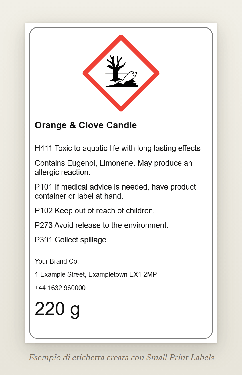 Esempio di etichetta per candela per il Regno Unito, in inglese, con il pittogramma dell'ambiente GHS09: Orange & Clove Candle, H411, la riga EUH208 che indica Eugenol e Limonene, quattro consigli di prudenza e un fornitore britannico, 60 × 100 mm