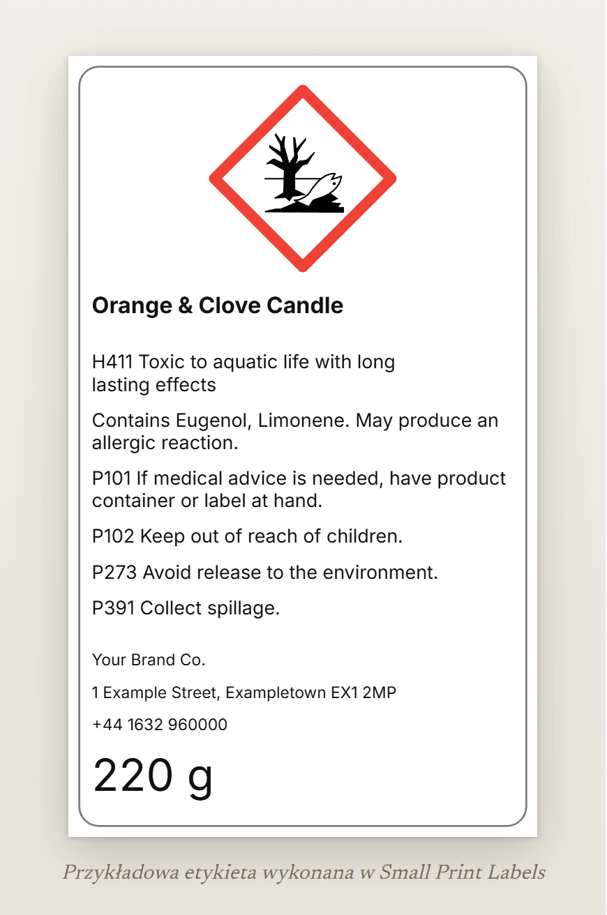 Przykładowa etykieta świecy na rynek Zjednoczonego Królestwa, po angielsku: piktogram GHS09 (środowisko), „Orange & Clove Candle”, H411, wiersz EUH208 wymieniający Eugenol i Limonene, cztery zwroty wskazujące środki ostrożności i dostawca z Wielkiej Brytanii, 60 × 100 mm