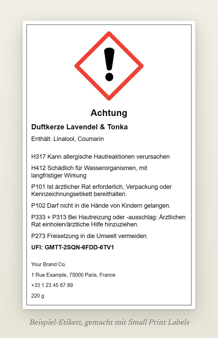 Beispiel-Etikett einer Kerze mit dem Ausrufezeichen GHS07 und dem Signalwort Achtung: Duftkerze Lavendel & Tonka, Enthält: Linalool, Coumarin, H317 und H412, vier Sicherheitshinweise, ein UFI und die Angaben zum Lieferanten, 60 × 100 mm