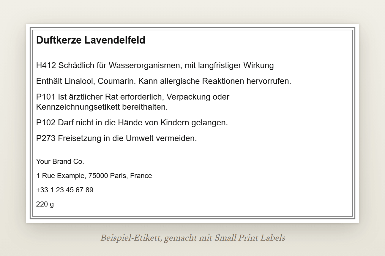 Beispiel-Etikett einer Kerze ohne Piktogramm: Duftkerze Lavendelfeld, H412 schädlich für Wasserorganismen, die EUH208-Zeile, drei Sicherheitshinweise und die Angaben zum Lieferanten, 100 × 60 mm