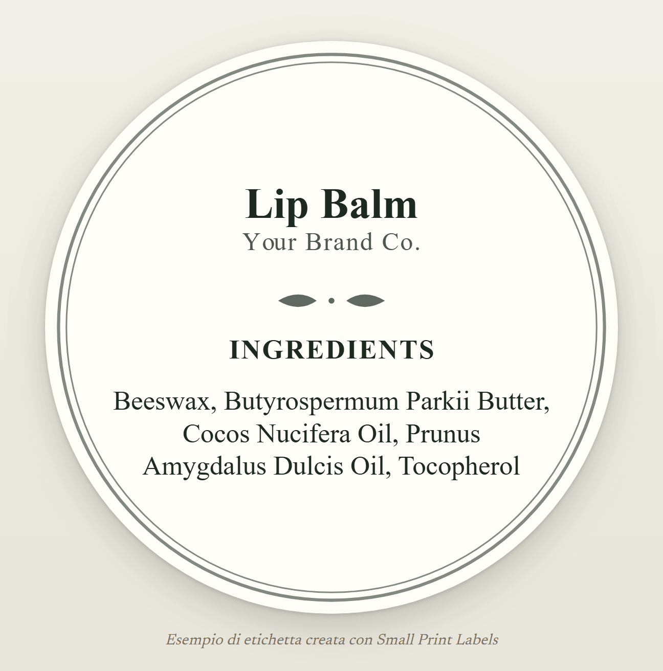 Esempio di etichetta rotonda per una scatolina di balsamo labbra, color crema con una doppia cornice: Lip Balm e il suo elenco INCI di cinque ingredienti, cerchio da 51 mm