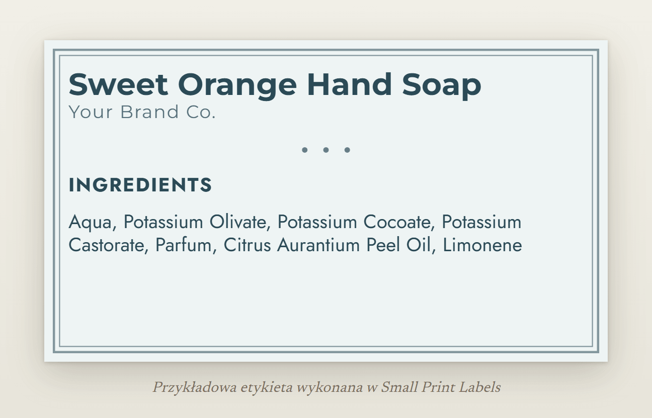 Przykładowa etykieta mydła w płynie, w kolorze jasnoniebieskim z podwójną ramką: „Sweet Orange Hand Soap” i jego wykaz składników z nazwami mydeł potasowych i olejkiem ze słodkiej pomarańczy, 70 × 40 mm